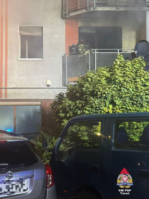 Toruń. Pożar bloku przy ul. Lubickiej. Dwie osoby wyskoczyły z okna [ZDJĘCIA]