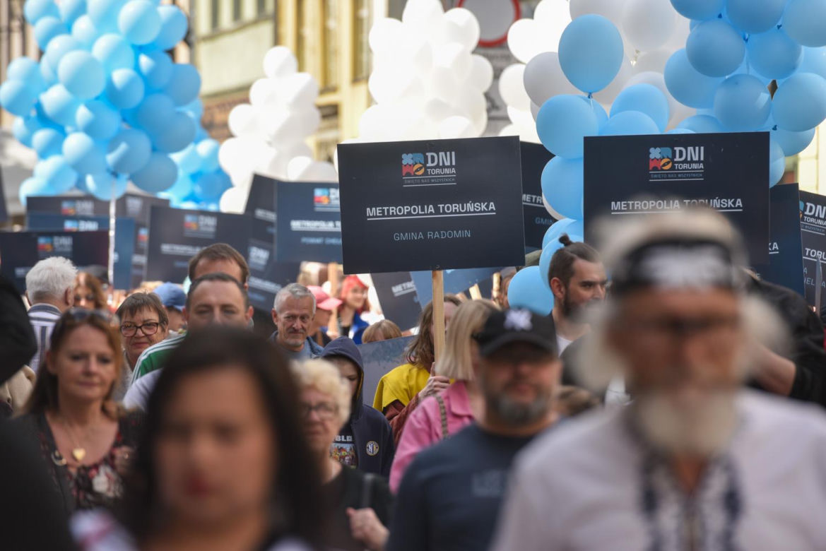 Kolorowa parada na otwarcie Dni Torunia. Przeszła przez serce toruńskiej starówki