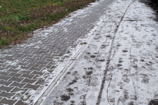 Szklanka na chodnikach. Radomska straż miejska przypomina zarządcom posesji o ich zimowych obowiązkach