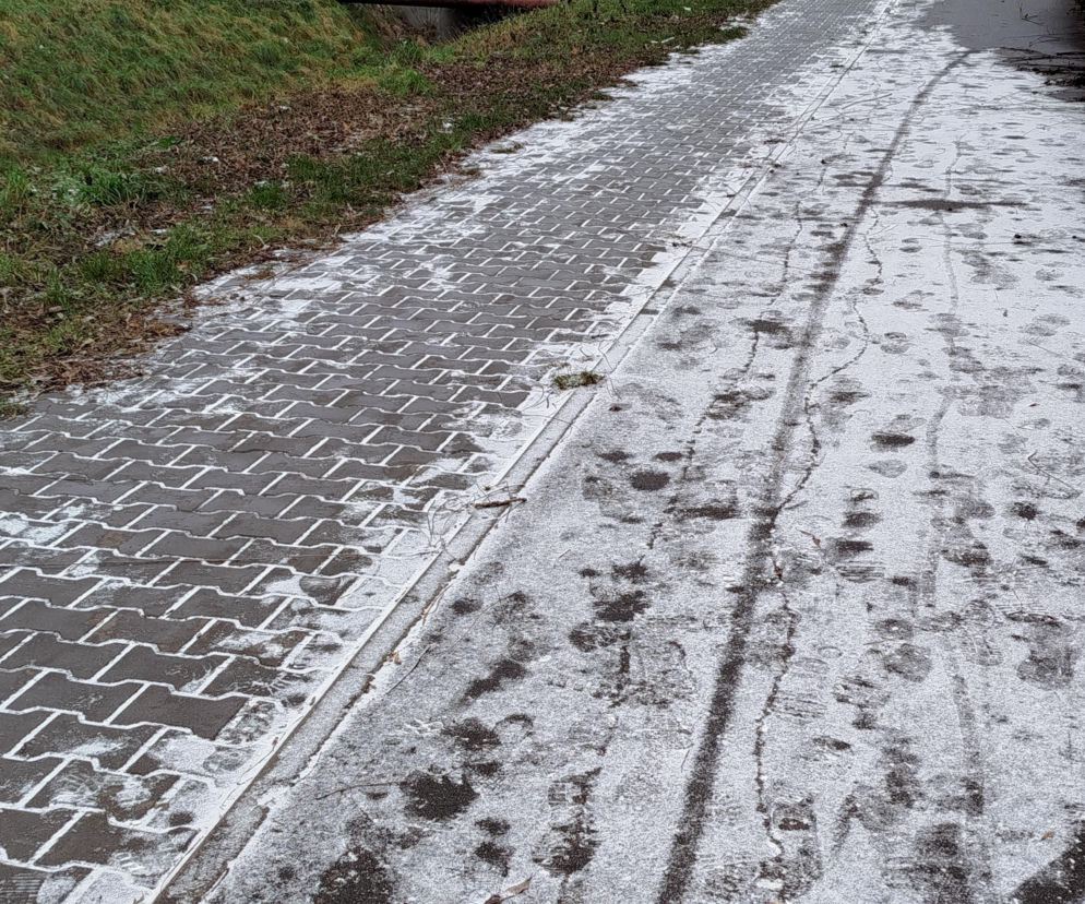 Szklanka na chodnikach. Radomska straż miejska przypomina zarządcom posesji o ich zimowych obowiązkach