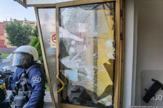 Zamieszki pod komendą w Lubinie. Zatrzymano ponad 40 osób 
