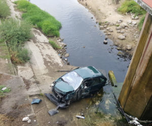 Auto przebiło barierki i wleciało do ujścia Trynki do Wisły w Grudziądzu