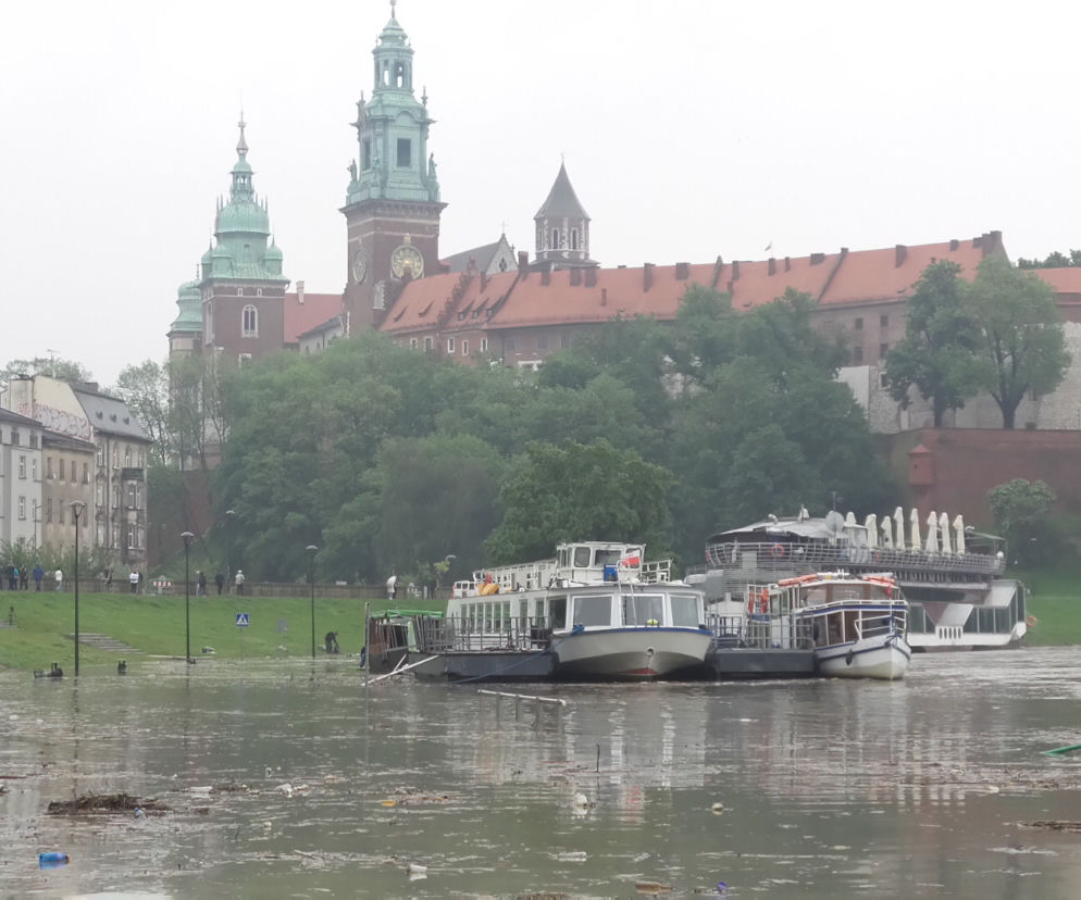 Powódź w Krakowie 24.05.2019: Fala kulminacyjna na Wiśle: zalane bulwary, okropny widok