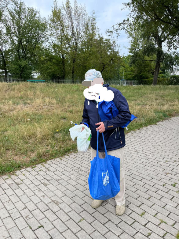 Kobieta pobita przez staruszka, bo zwróciła mu uwagę. "Przewrócił mnie na chodnik i okładał parasolką, potem uderzył pięścią w twarz"