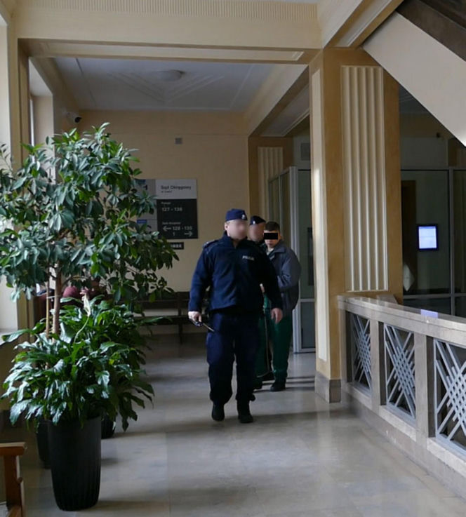 Przez godzinę katował własnego ojca. Złamał na nim siekierę, potem bił do nieprzytomności