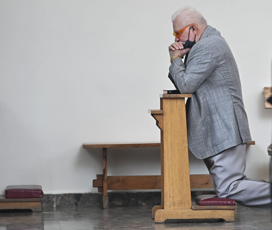 Lech Wałęsa w kościele na niedzielnej mszy