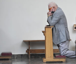 Lech Wałęsa w kościele na niedzielnej mszy