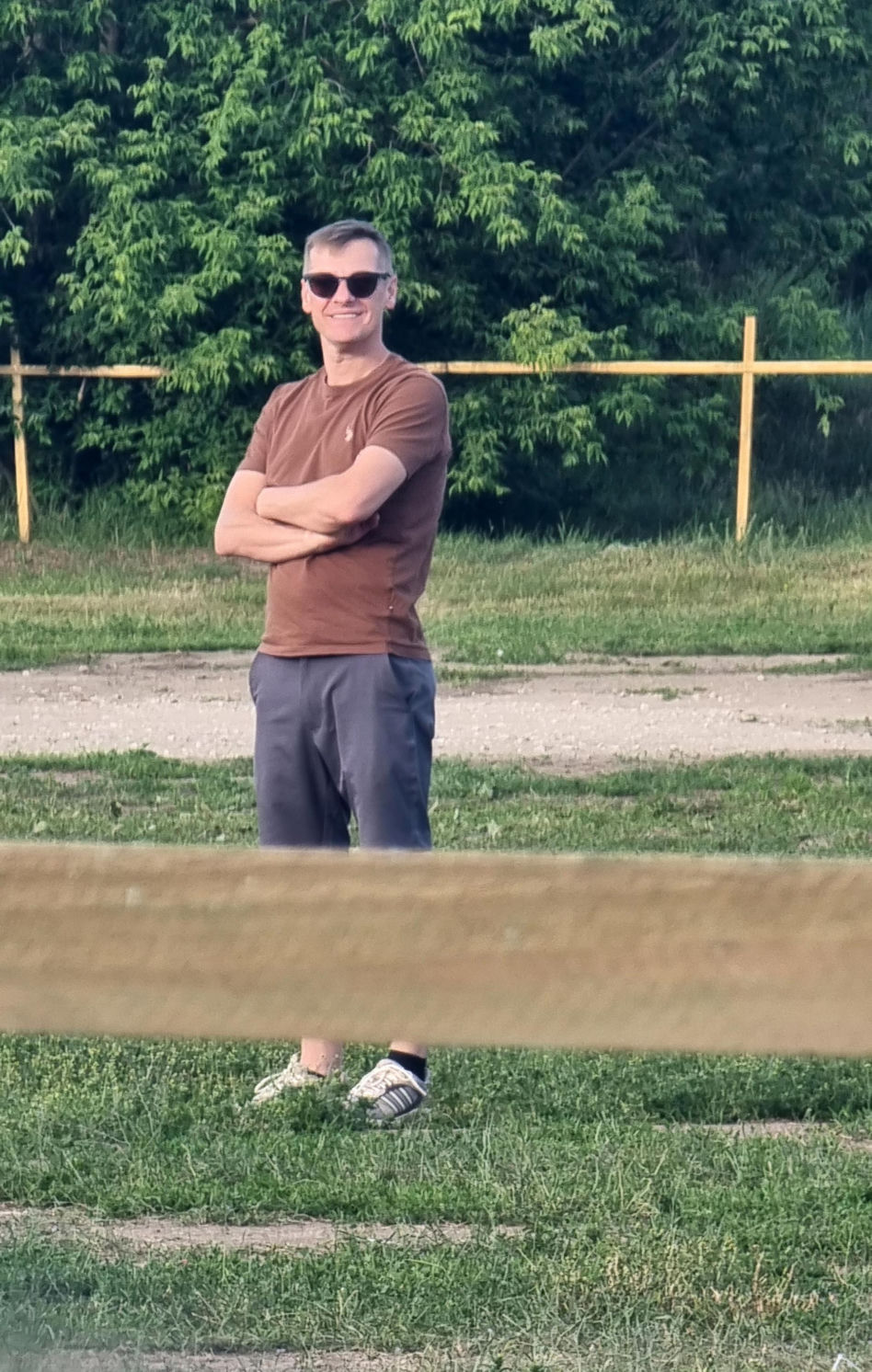 Marcin Mroczek bawi się samolotem