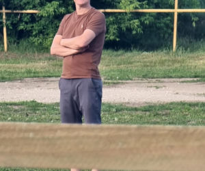 Marcin Mroczek bawi się samolotem