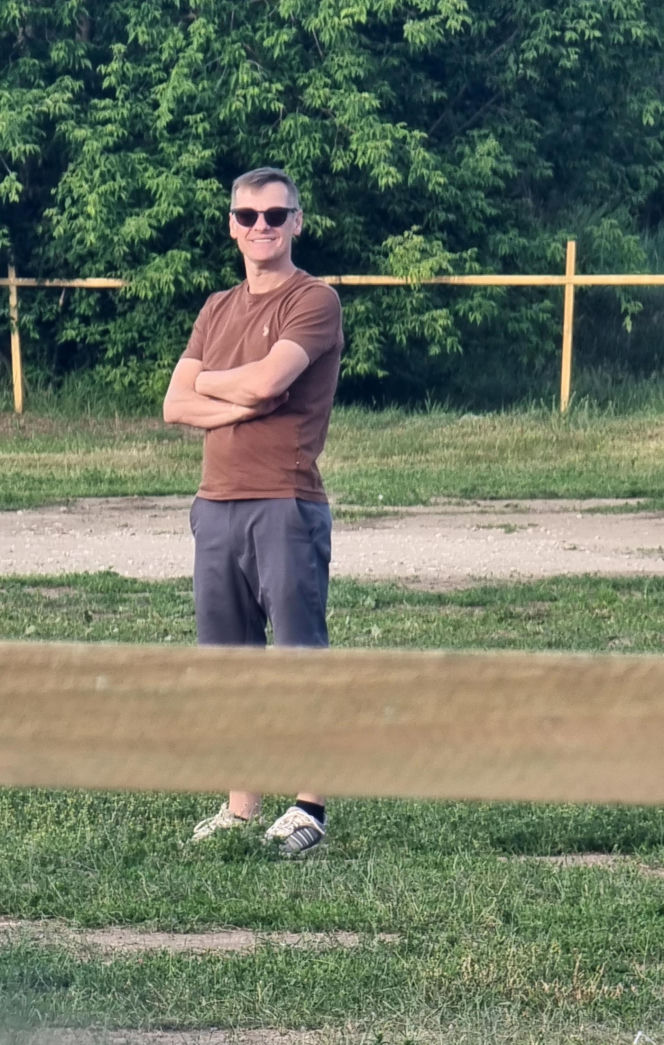 Marcin Mroczek bawi się samolotem