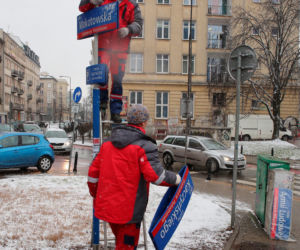 Dekomunizacja Warszawy. Zdejmowanie tablicy z Aleją Lecha Kaczyńskiego, zakładanie na powrót Armii Ludowej.