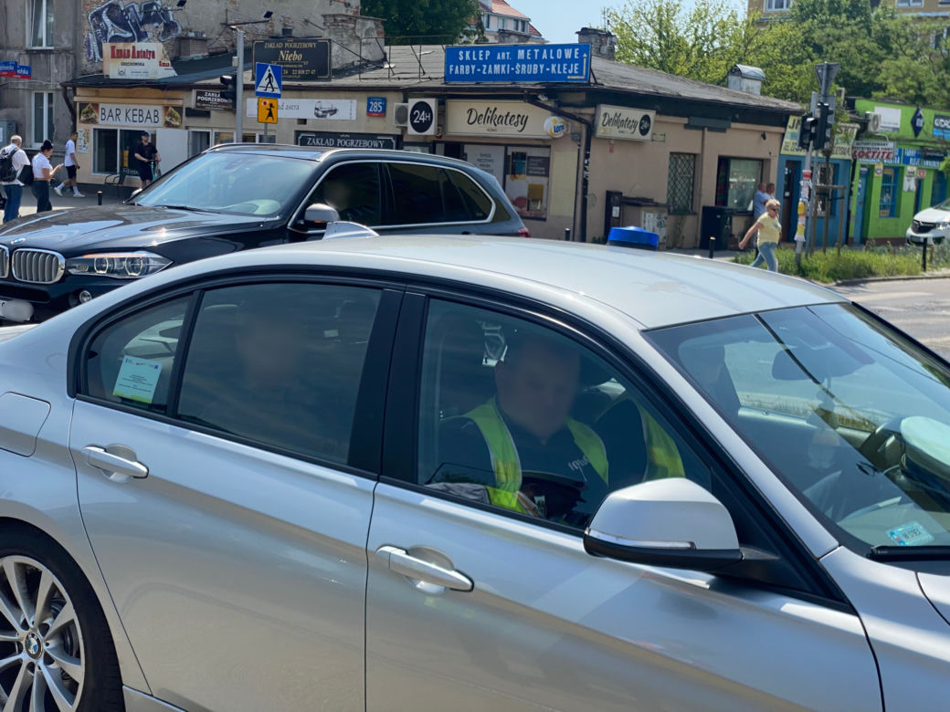 Wypadek na Grochowskiej w Warszawie. Auto zablokowało ruch tramwajowy