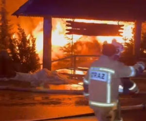 Dramat na weselu. 100 osób uciekało z płonącej karczmy. Ogień objął cały budynek