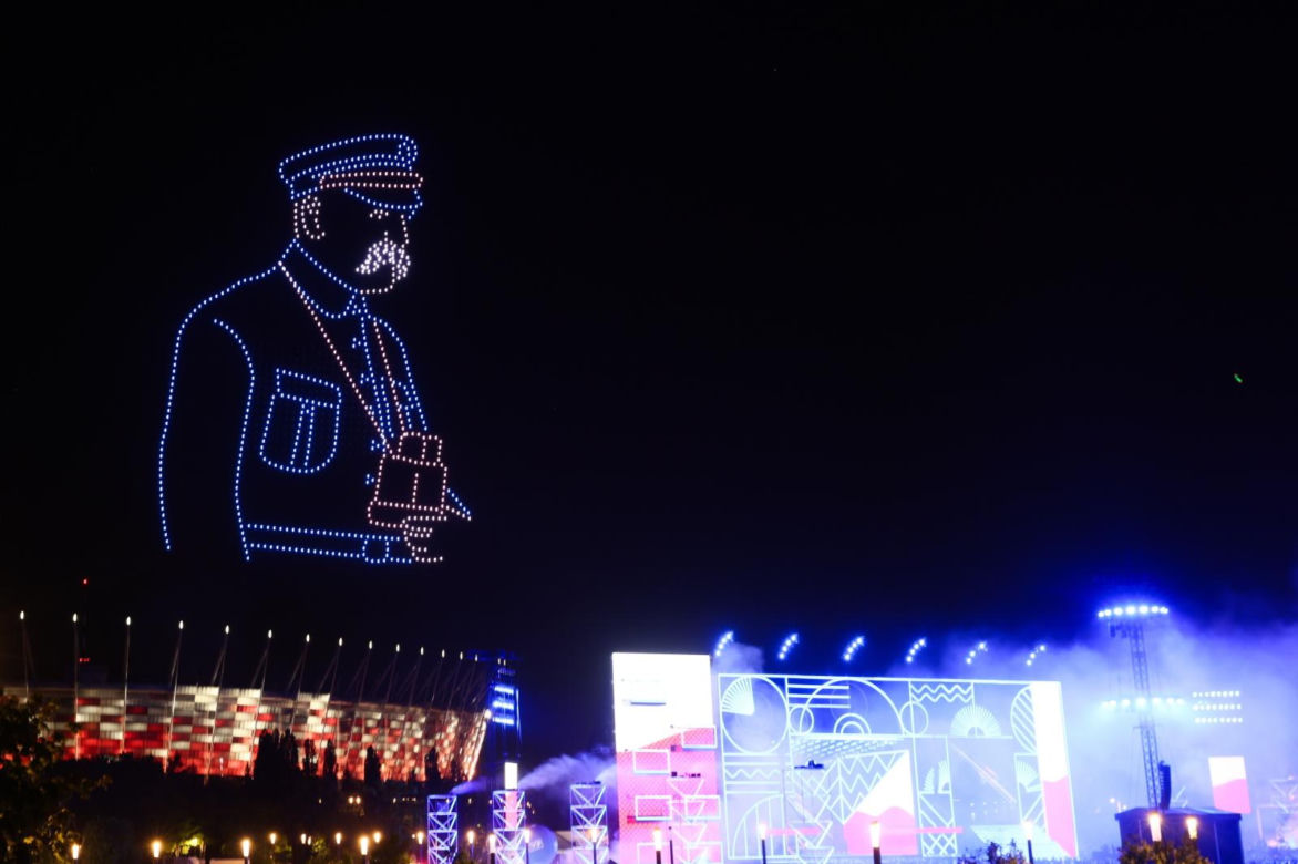 Multimedialny pokaz historii Polski z udziałem tysiąca dronów w Warszawie