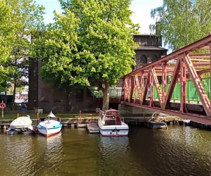 Zabytkowa podstacja na Wyspie Jaskółczej