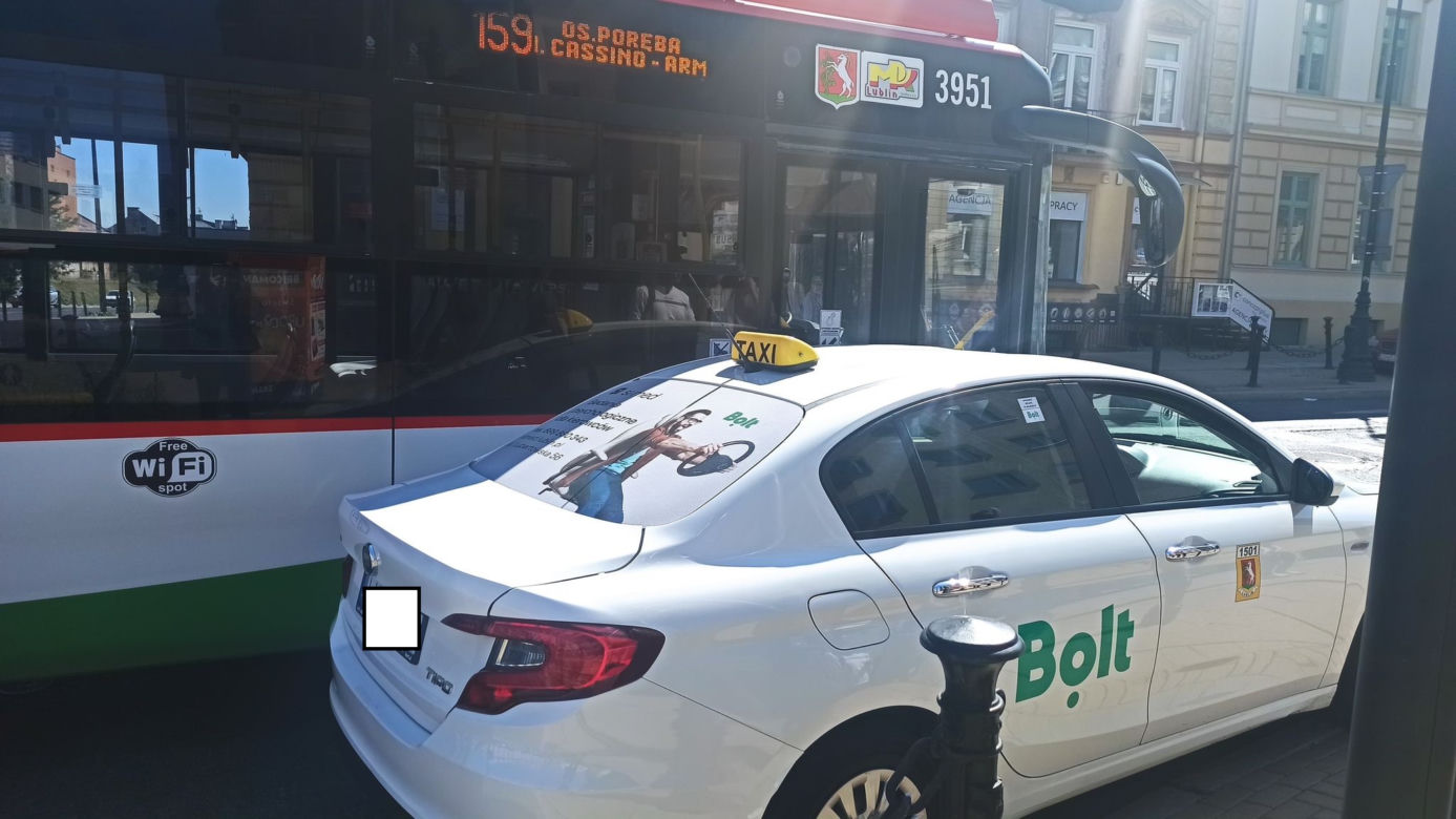 Zderzenie autobusu komunikacji miejskiej z kierowcą Bolta na jednym z lubelskich skrzyżowań [GALERIA]