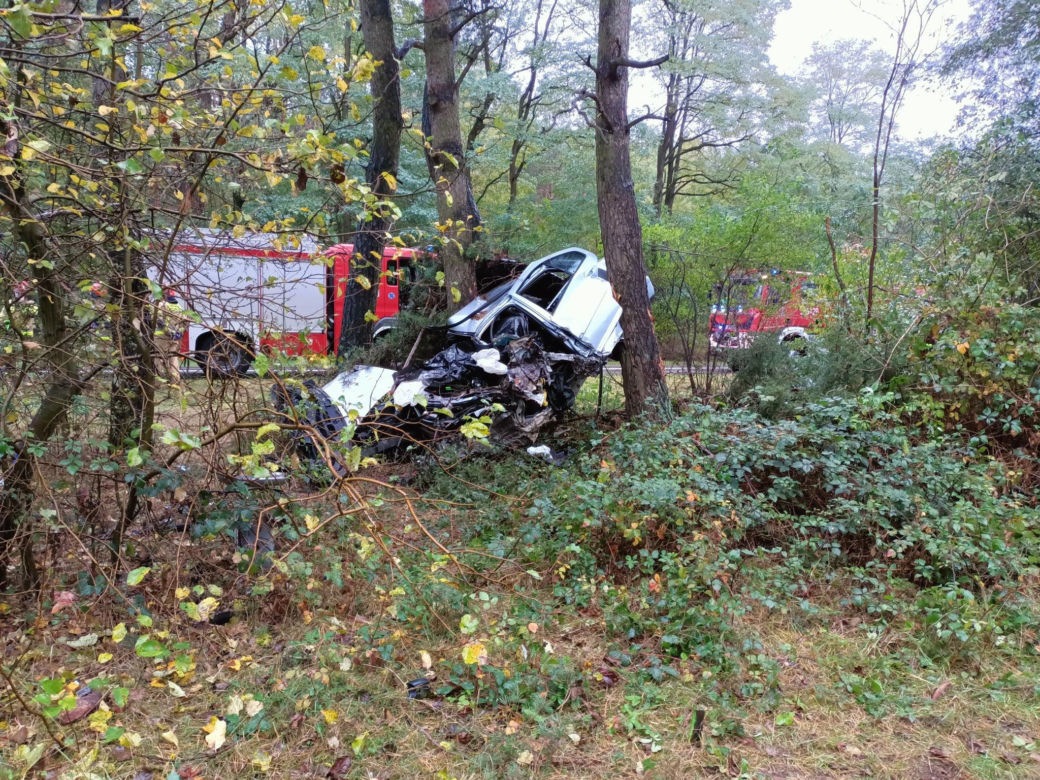 Stare Konopki. Volkswagen wbił się w drzewo. 25-latek nie miał szans. Tragiczny wypadek