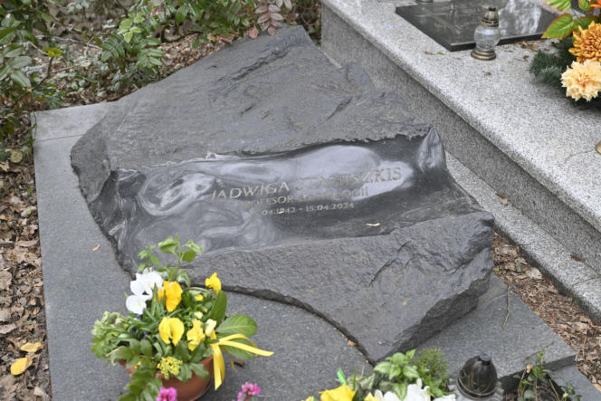 Tak wygląda grób prof. Jadwigi Staniszkis dwa lata po śmierci