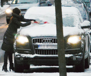 Marta Kaczyńska odśnieża auto plażową łopatką