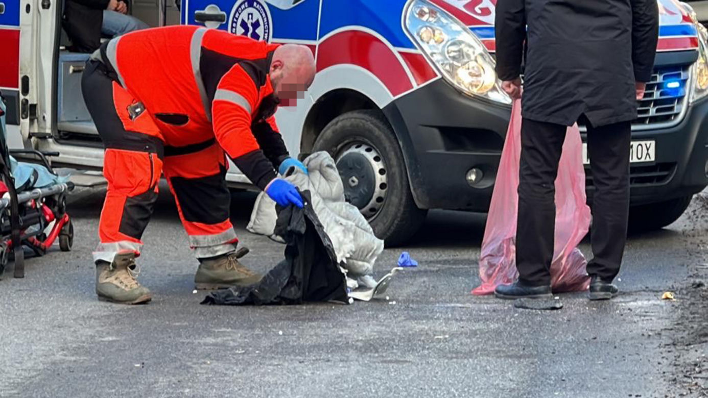 Tragedia w Błoniu. 15-latka wpadła pod ciężarówkę. Lądował śmigłowiec LPR