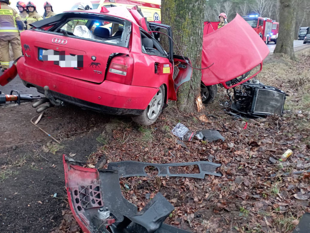 Wypadek z jak z koszmaru pod Człuchowem! 39-latek zginął w zmasakrowanym audi [ZDJĘCIA]