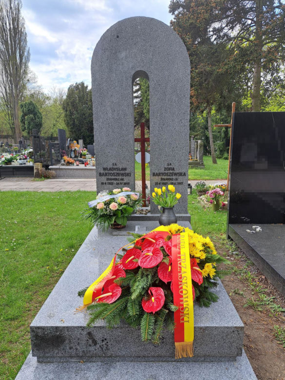 Tak wygląda grób prof. Bartoszewskiego w 8. rocznicę śmierci