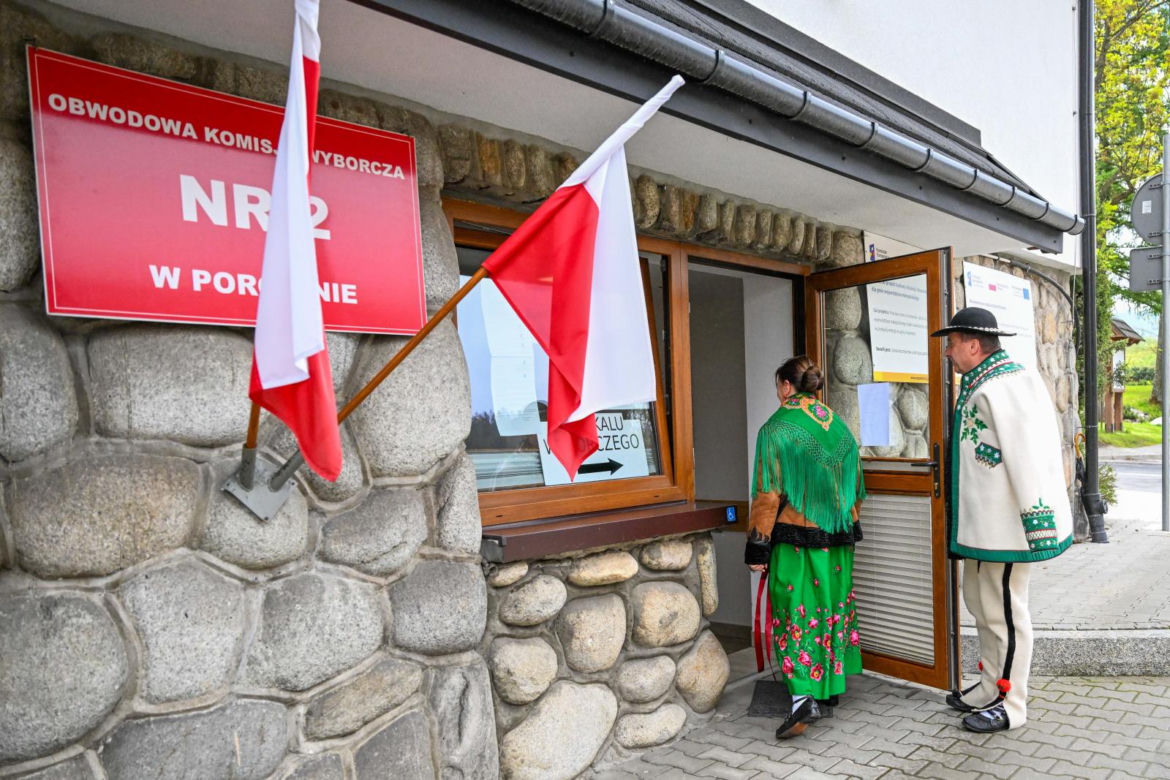 Górale głosują w jednym z lokali wyborczych w Poroninie