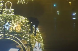 Wspinali się na świąteczne ozdoby w centrum Białegostoku. Kamery wszystko nagrały