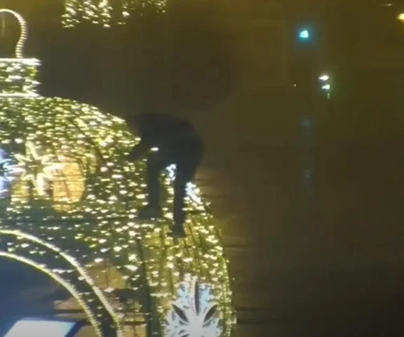 Wspinali się na świąteczne ozdoby w centrum Białegostoku