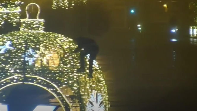 Wspinali się na świąteczne ozdoby w centrum Białegostoku. Kamery wszystko nagrały