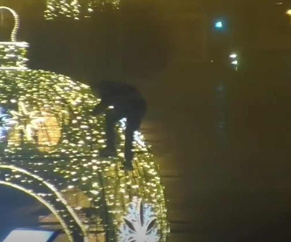 Wspinali się na świąteczne ozdoby w centrum Białegostoku. Kamery wszystko nagrały