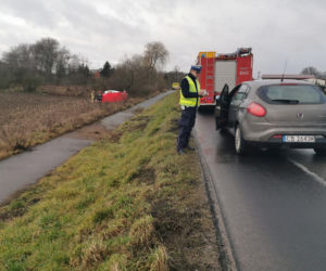 Dramat na drodze. Po dachowaniu auta nie żyje pasażerka. Kierowca trafił do szpitala 