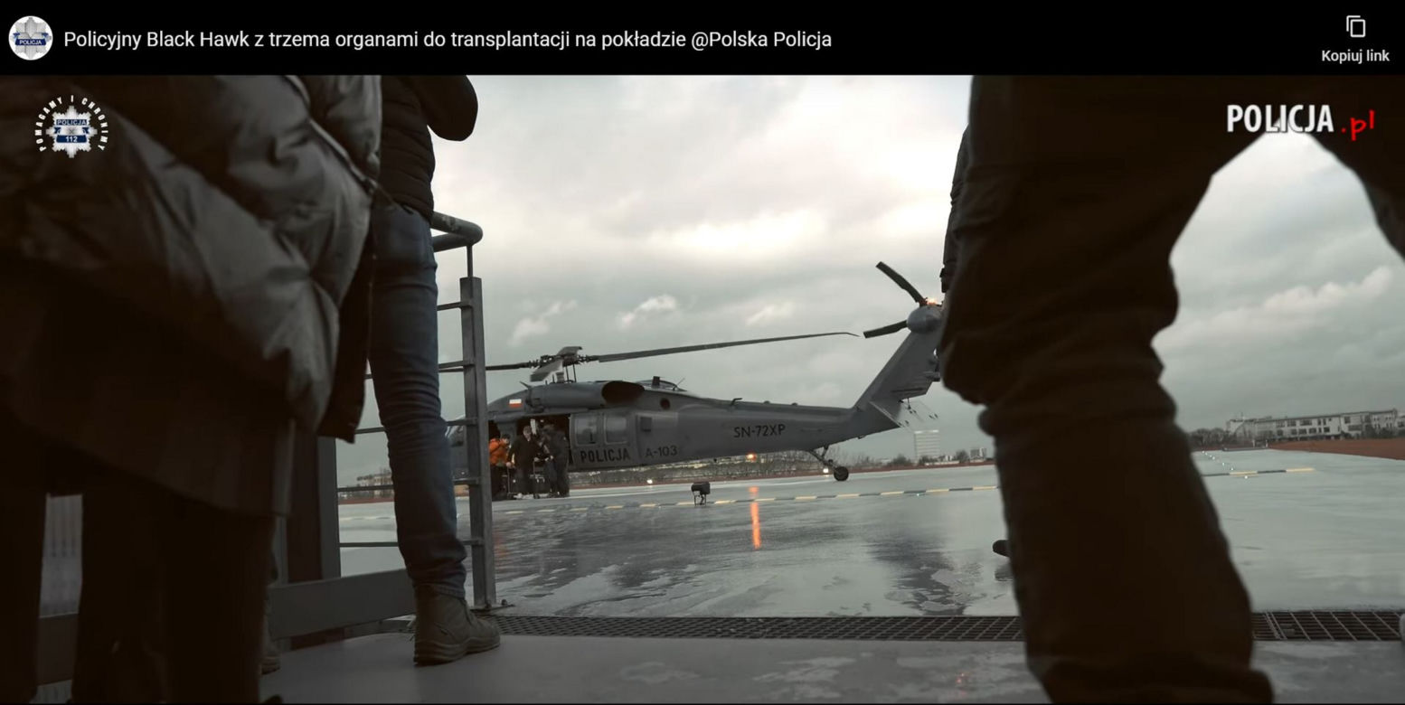 Policyjny Black Hawk w akcji. Na pokładzie śmigłowca narządy do przeszczepu