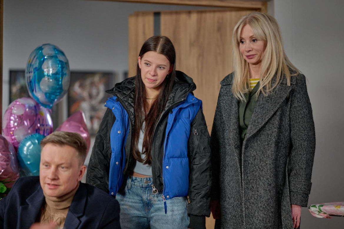 Na Wspólnej odc. 4007: Igor (Jakub Wesołowski), Julka (Maja Oświecińska), Ewa (Ewa Gawryluk)