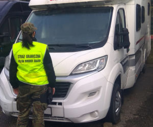 Kamper Fiat Ducato z przebitymi numerami