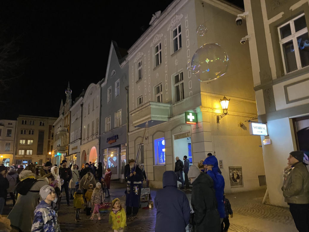 32. Finał WOŚP w Zielonej Górze. Najpierw koncerty a później "Światełko do Nieba" - tak się bawili zielonogórzanie