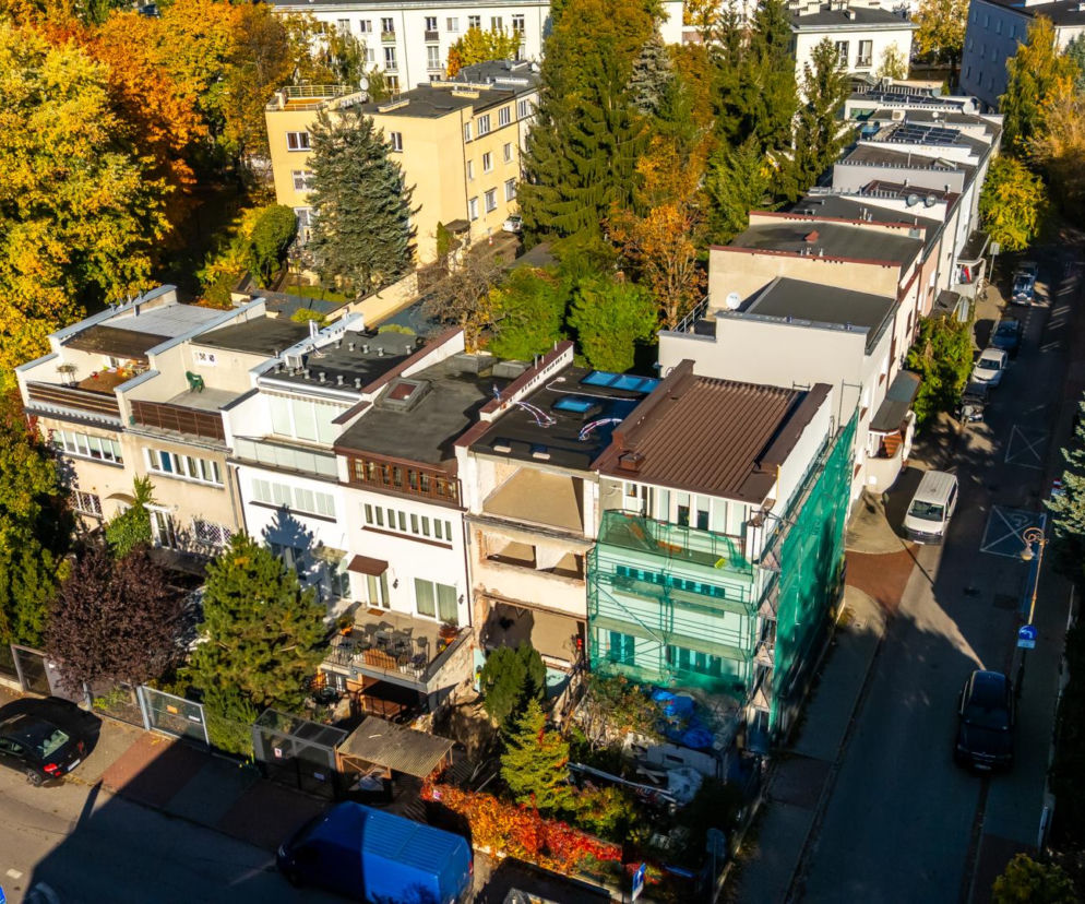 Osiedle Strzecha Urzędnicza w Warszawie z lotu ptaka. O kameralnej architekturze Pniewskiego przeczytasz w Architektura.