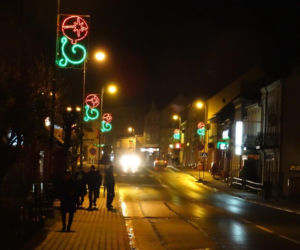 Iluminacja świąteczna Sępólna Krajeńskiego została powieszona do góry nogami.
