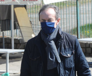 Marszałek Grodzki robi zakupy na bazarku