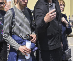 Pogrzeb Stanisławy Celińskiej. Tak się wystroiły gwiazdy. Karolak robił nawet zdjęcia telefonem! Wprowadzają nowy pogrzebowy savoir vivre?