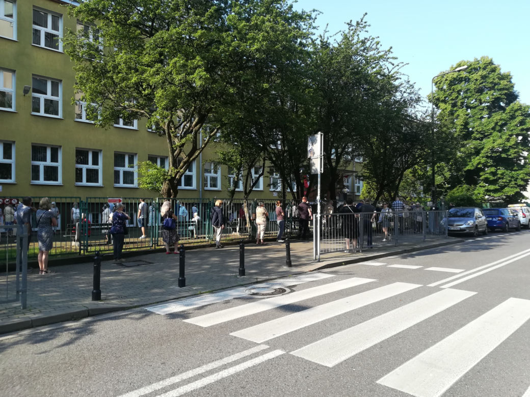 Kolejka do lokalu wyborczego na warszawskim Powiślu