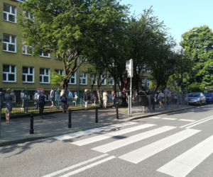 Kolejka do lokalu wyborczego na warszawskim Powiślu