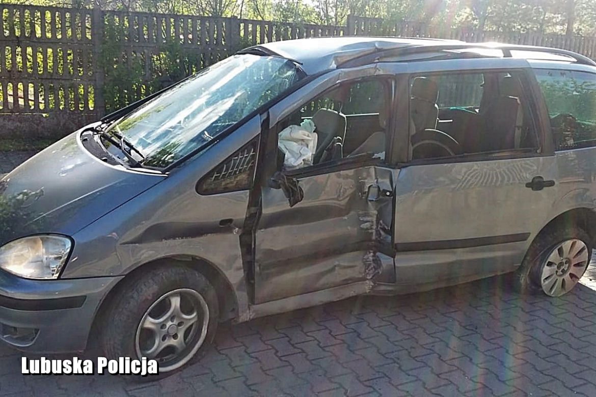 Uciekał policji minivanem! Rozbił się na ogrodzeniu