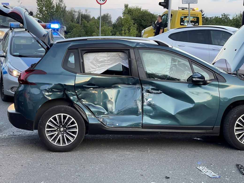 Dramat na Białołęce. Osobówka wjechała pod betoniarkę. W środku było malutkie dziecko
