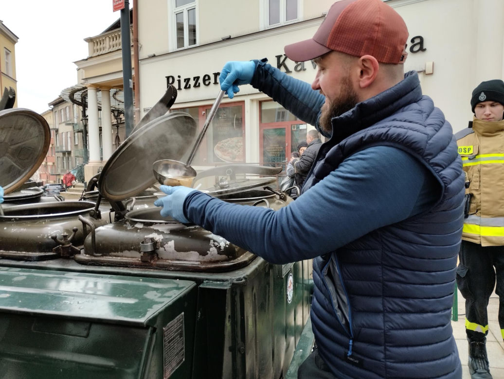 WOŚP 2024. Dziennikarze Radia ESKA rozgrzewają Tarnów pysznym żurkiem!