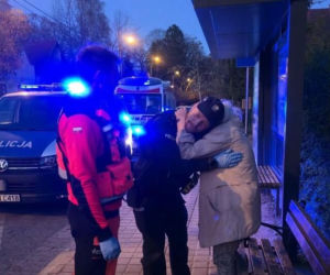 Zmarznięta 85-latka siedziała na przystanku w Sopocie. Policjanci zapobiegli tragedii