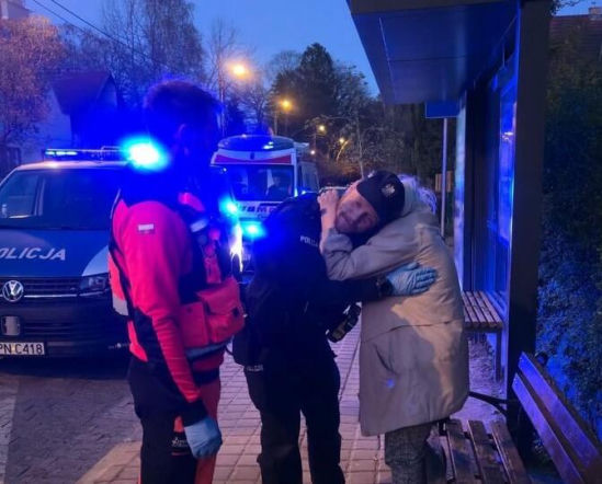 Dramatyczne sceny w Sopocie! Przestraszona 85-latka siedziała na przystanku i nie pamiętała swojego nazwiska