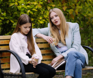 Na Wspólnej odc. 3373. Elżbieta (Paulina Chapko), Julka (Maja Oświecińska)