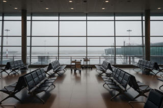 Paraliż na lotniskach w Warszawie. Jakie są prawdziwe koszty chaosu?