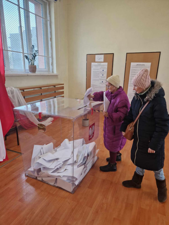 Wybory samorządowe 2024 w województwie pomorskim. Mieszkańcy wrzucają swoje głosy do urn